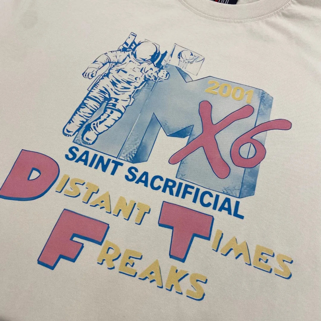 Stylish brand Saint Michael's co-branded digital English printed retro Vintage loose round neck short sleeves. Digital white ink direct injection. The fabric is breathable and the pattern is three-dimensional and clear. Fabric: Double yarn 240g Style number: S808 Size: S-M-L-XL Color: Off-white Price: P110